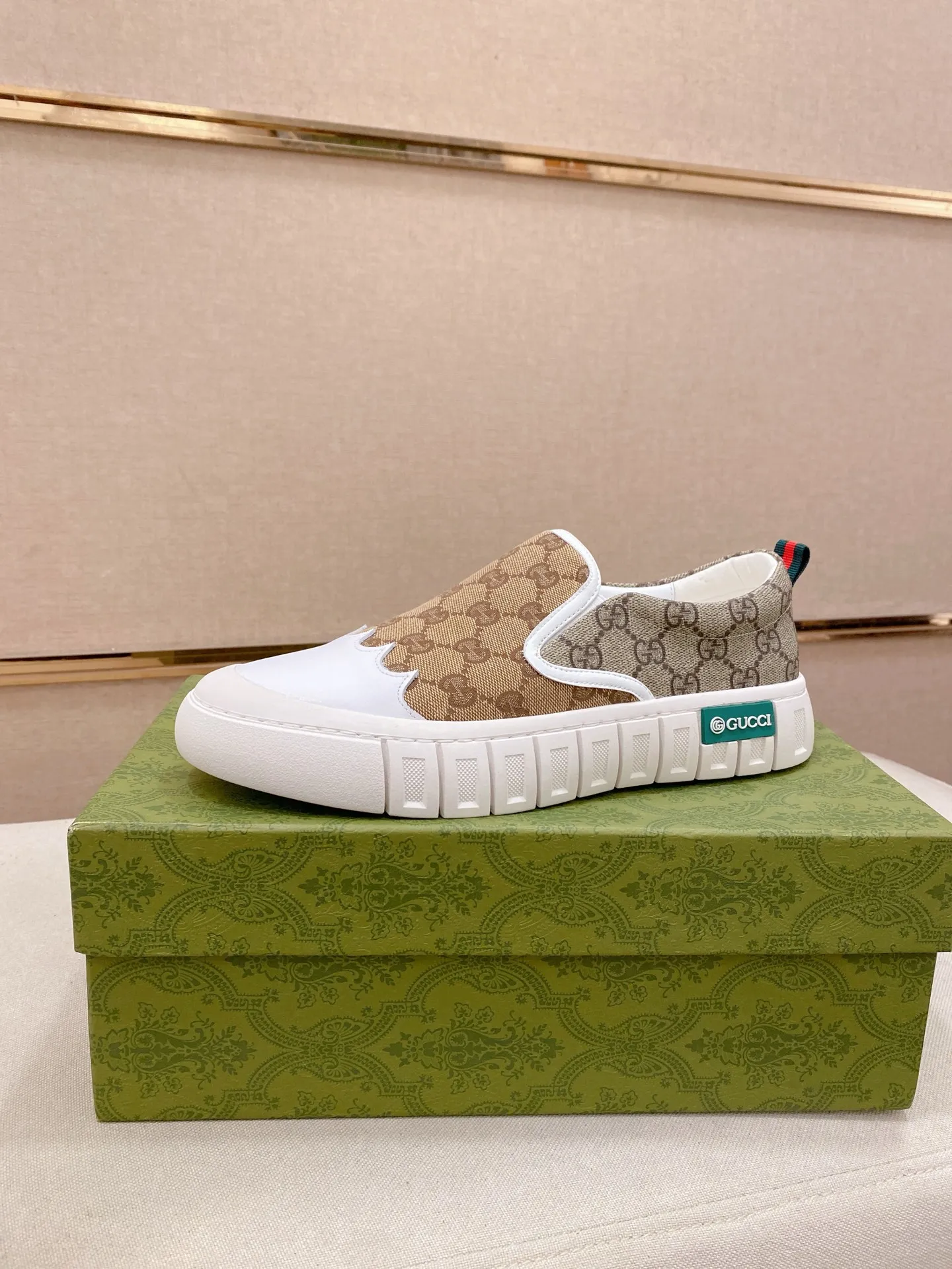 Factory price: 400💰 (GUCCI) The latest model from the official website 🎁🎁Casual and fashionable men's shoes👟, hot style💥The version is simple and elegant, exclusive for trendy men. Unique latest brand elements from the official website👑Original decoration, fashionable and generous, the fabric is original cowhide ✅Sheepskin lining, the official website specifies wear-resistant casual outsole, the classic model is taken in kind at the counter🎬38-44 (45 is not returned or exchanged when customized)